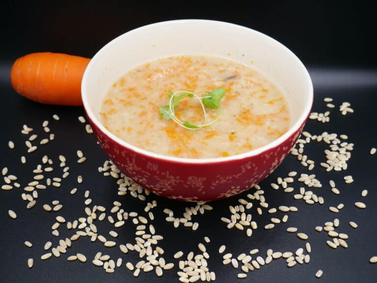 A Polish recipe for barley soup with carrots and sesame seeds.