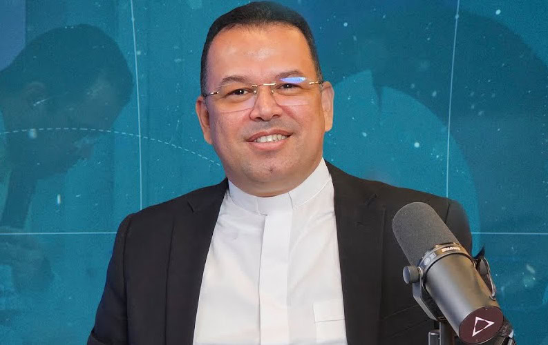 Fabio Galdino p&aacute;rroco y exorcista