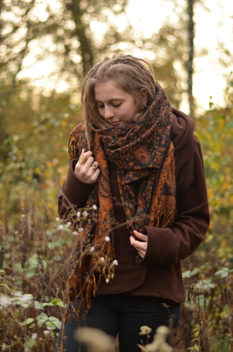 yak-schal-poncho-blumen-paisley-schwarz
