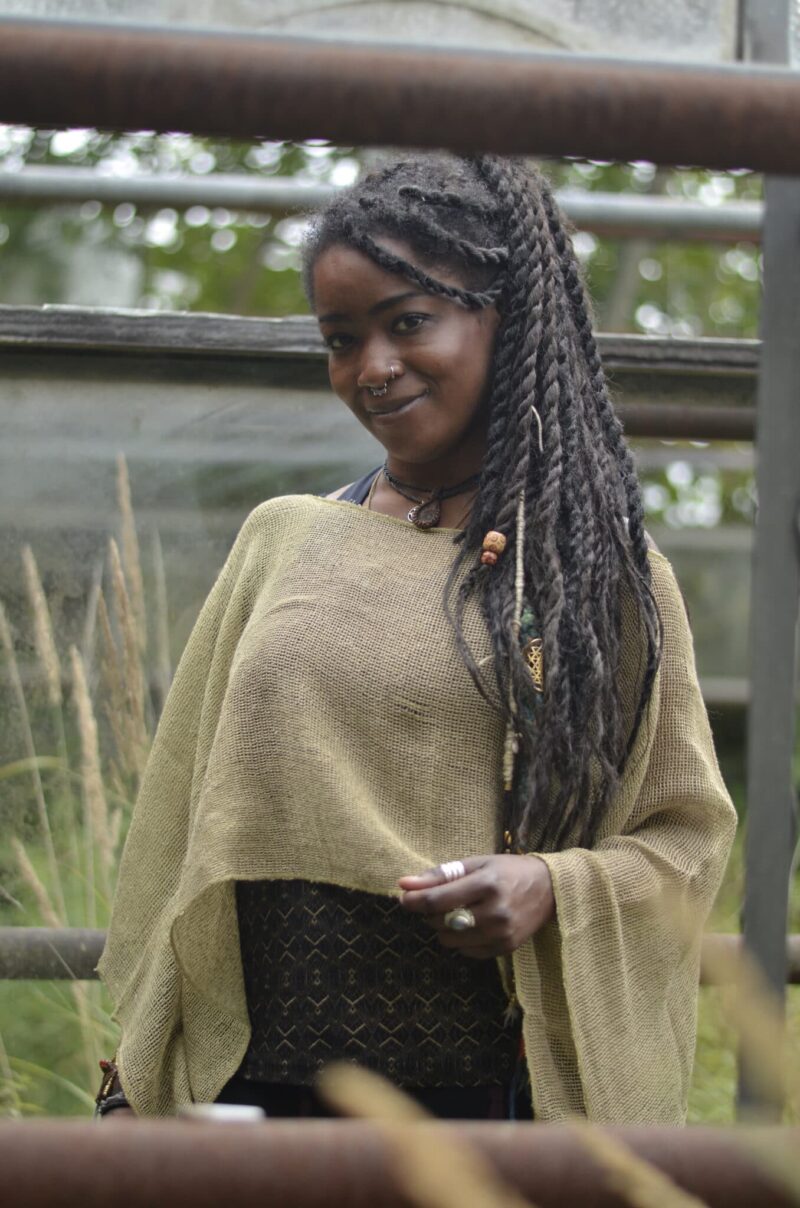 poncho-hippie-mode-fair-produziert-erdfarben