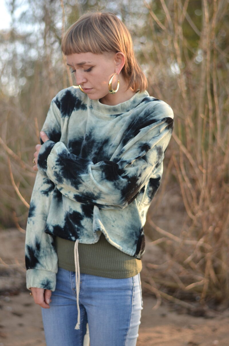fleece-pulliver-mit-batik-muster-blau