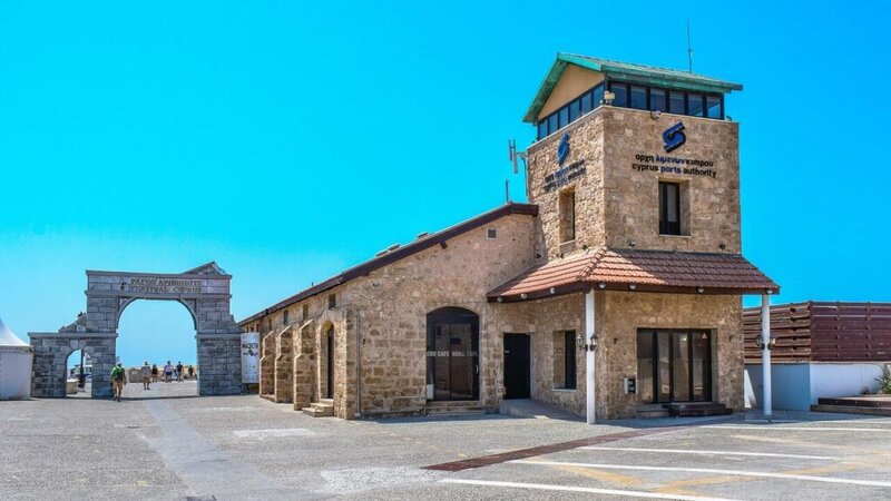 Hafenbehörde von Paphos mit maritimer Atmosphäre