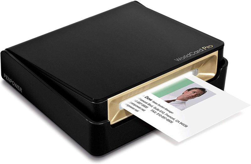 Máquina escáner de tarjetas de visita PenPower WorldCard Pro escaneando una tarjeta de visita