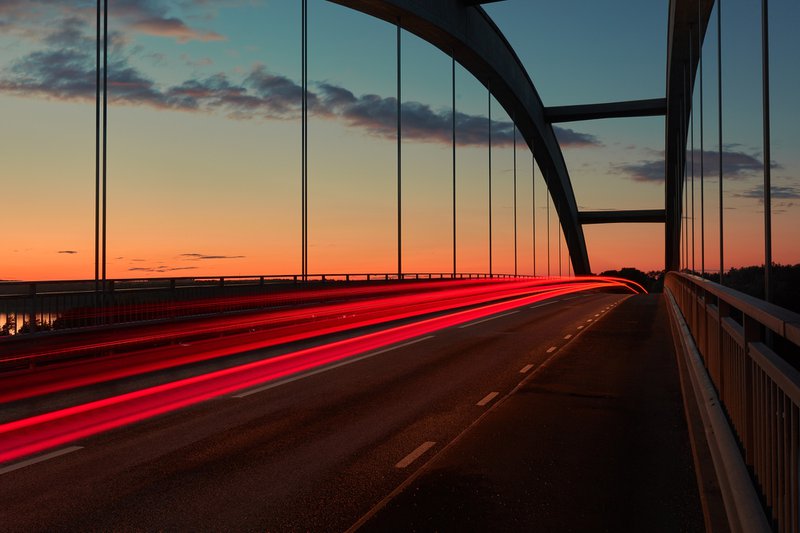Sonnenaufgang Lichtweg auf einer Brücke