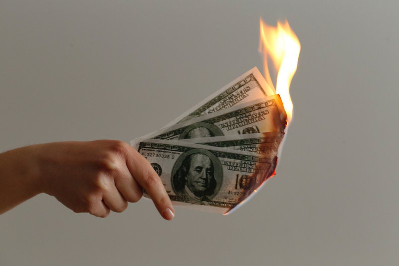 raccogliere e bruciare il denaro dei VC