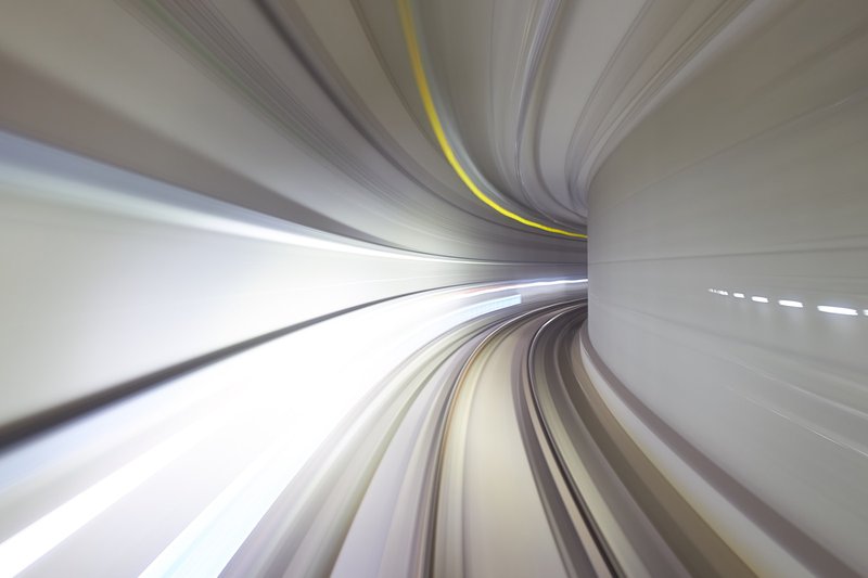 De autonome metro in Suwon Zuid-Korea is geopend en heeft een glazen voorruit. Dit is een lange opname door de tunnel.