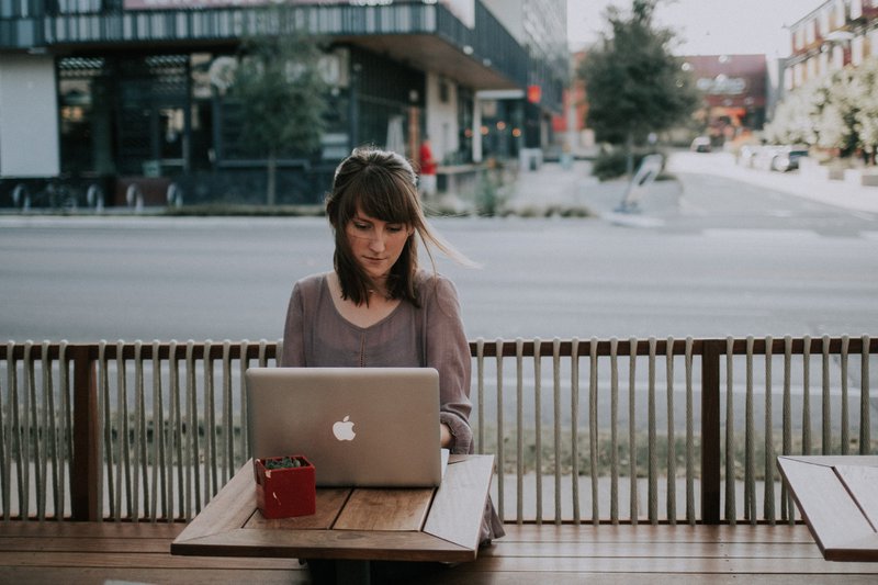 Foto van een vrouw die op een laptop werkt en e-mailreacties probeert te krijgen