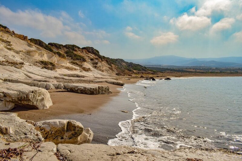 Malerischer Strand auf der Insel Zypern