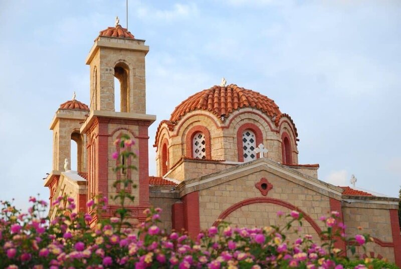 St. George Kirche in Peyia mit traditioneller Architektur