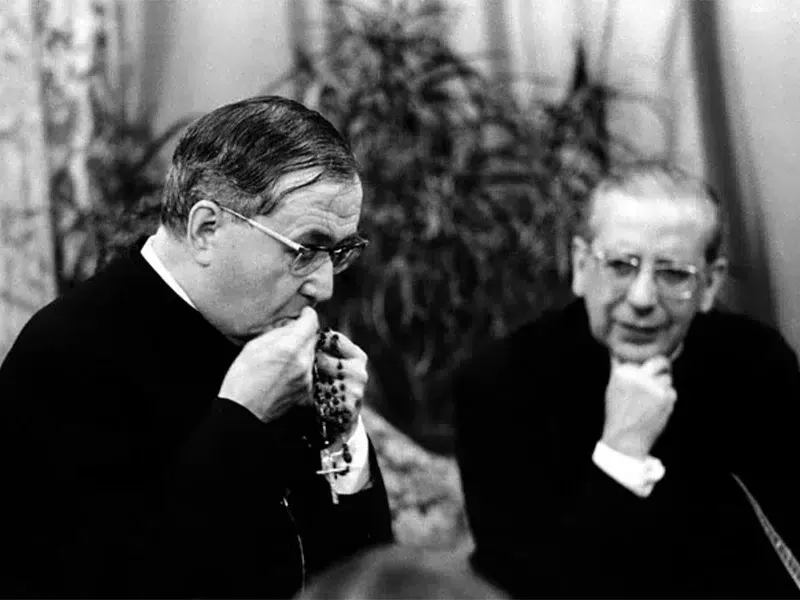 San Josemar&iacute;a Escriv&aacute; besa el rosario con gran devoci&oacute;n