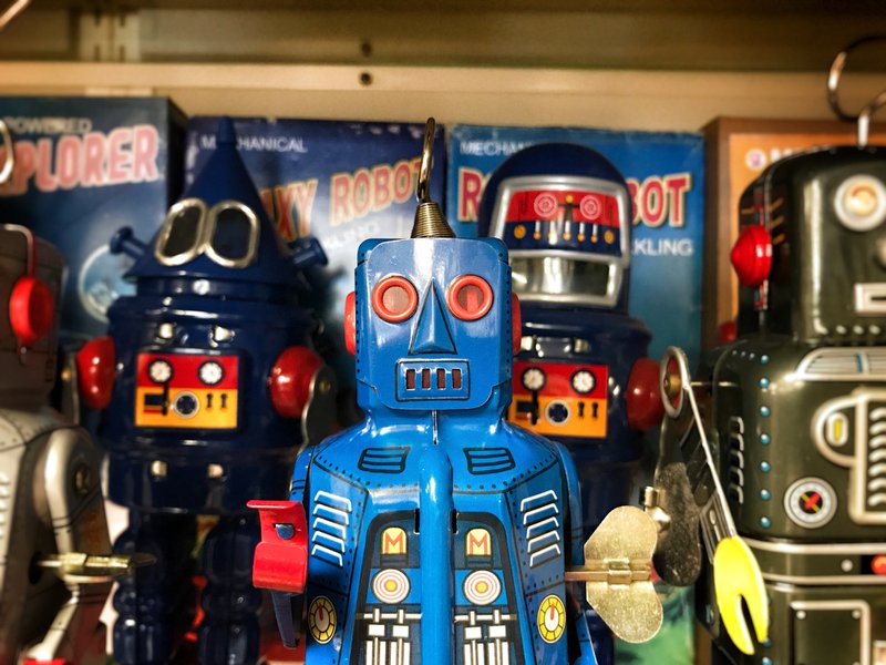 Robôs de brinquedo em uma loja de brinquedos colecionáveis em Mt. Airy, MD