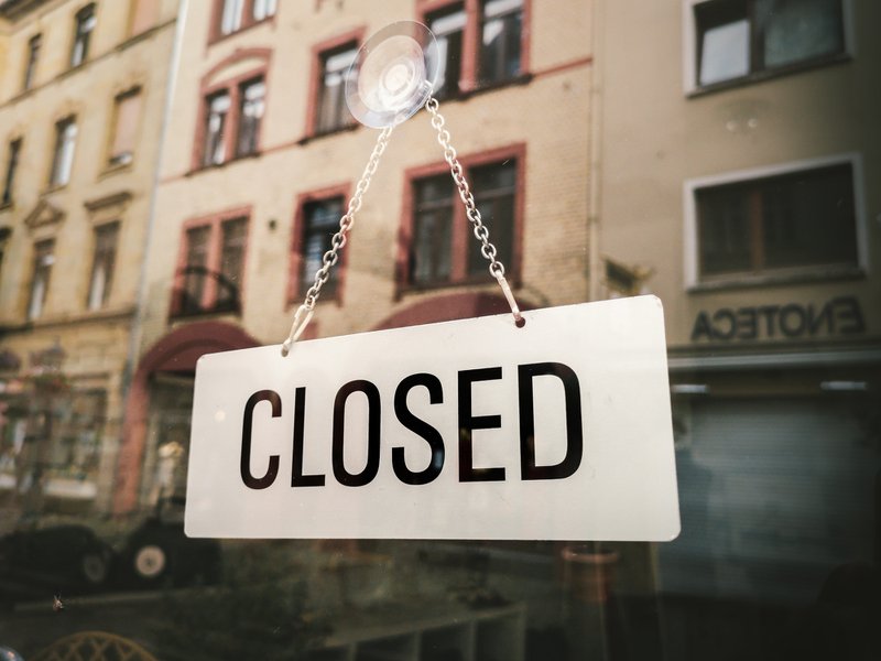 Un cartel en una ventana que dice "cerrado" como resultado metafórico de las técnicas de cierre