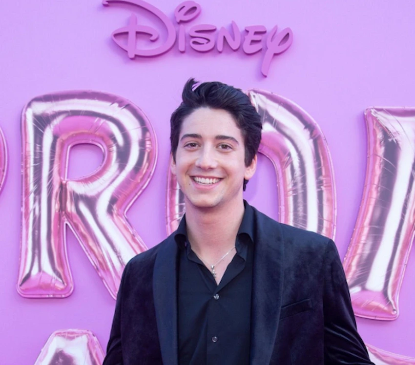 dents de Milo Manheim en 2023