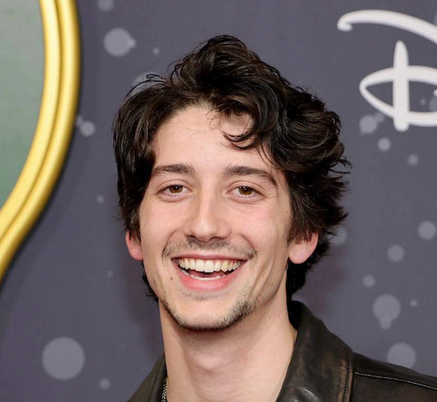 dents de Milo Manheim en 2025