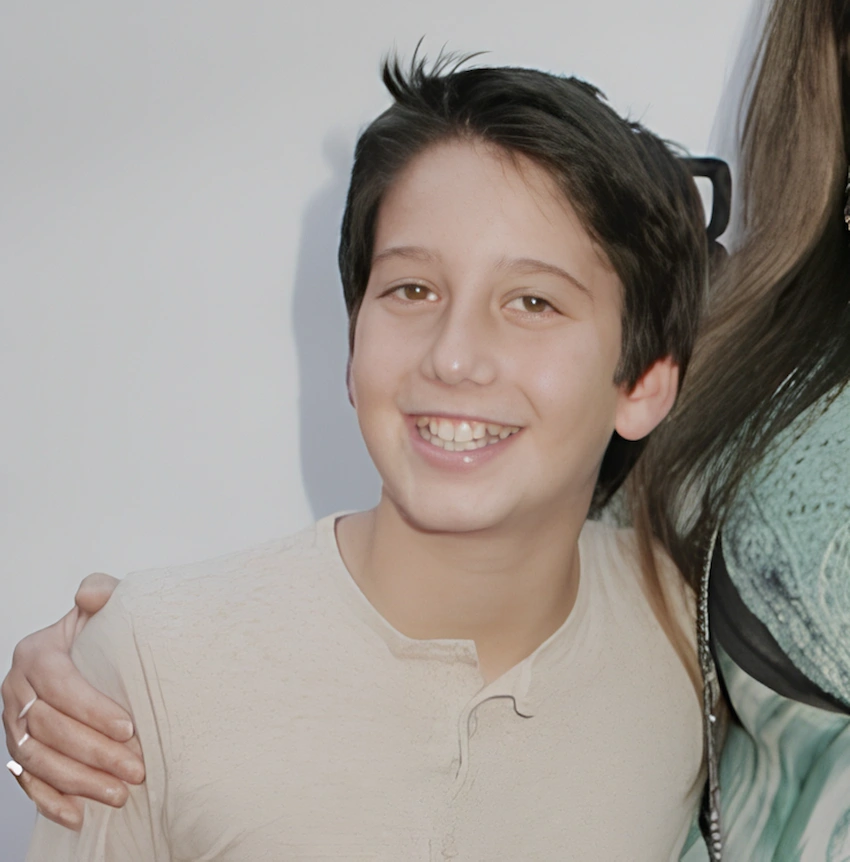 dents de Milo Manheim en 2011