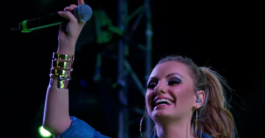 alexandra stan teeth in 2015