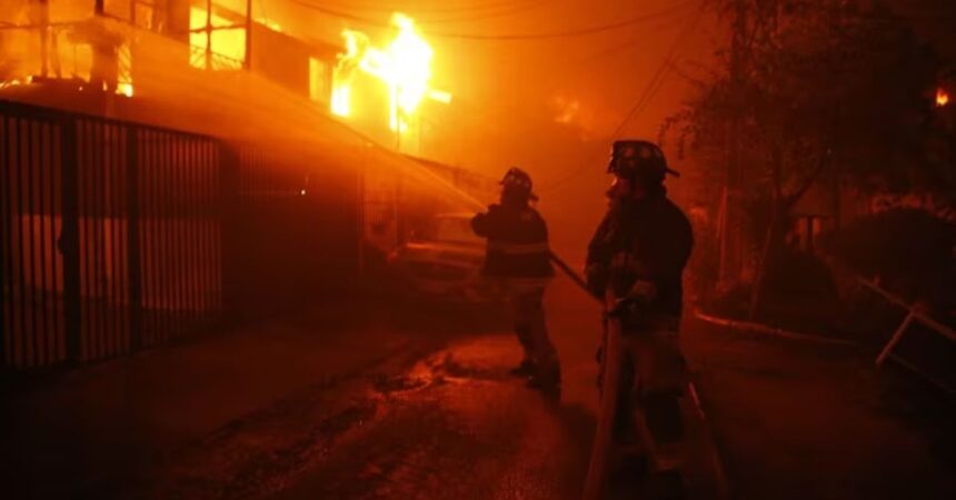 Alcaldesa de Villa Alemana reporta al menos 50 viviendas afectadas por incendio forestal y también se registran casas quemadas en Viña del Mar