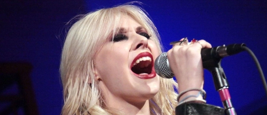 denti-di-taylor-momsen-in-2010