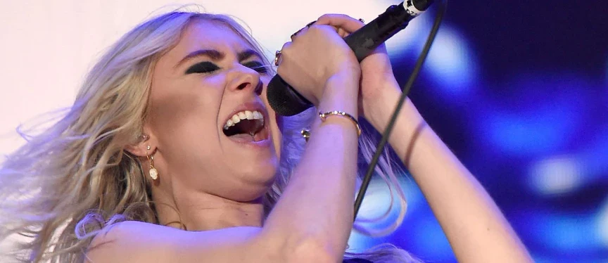 denti-di-taylor-momsen-in-2015