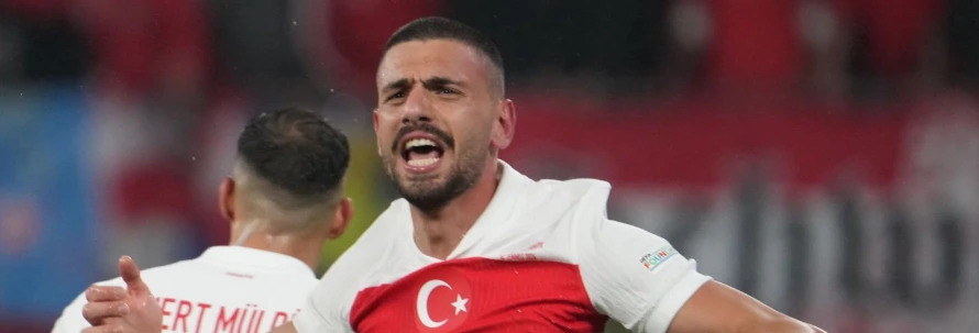 sonrisa de Hollywood de Merih Demiral