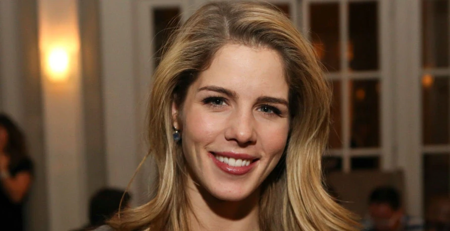 emily-bett-rickards-hollywood-smile