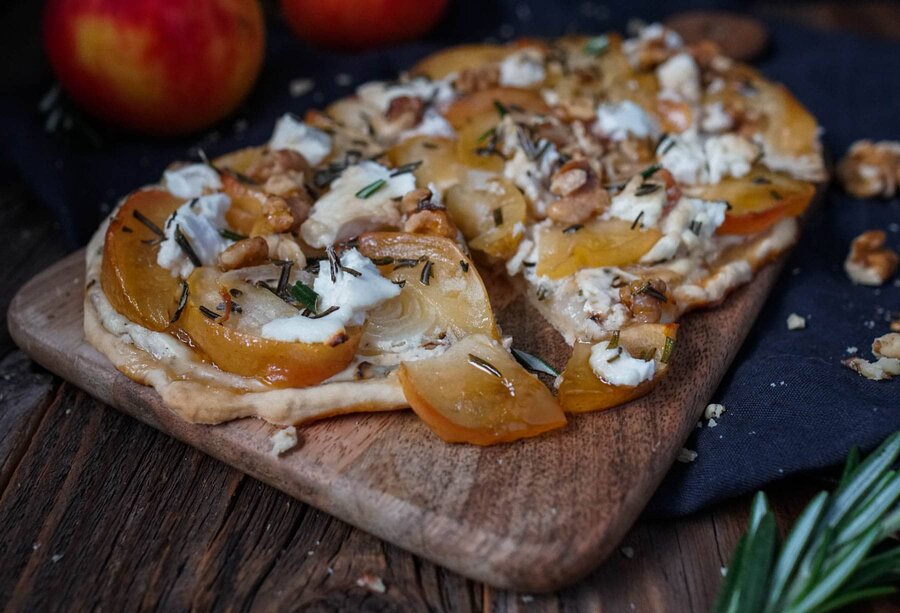 Flammkuchen mit Äpfeln, Ziegenkäse und Honig - Was is hier eigentlich los