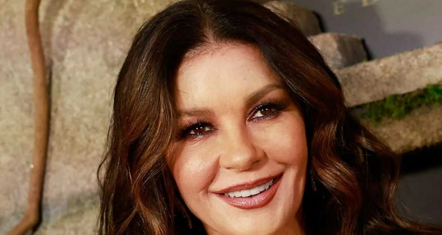catherine zeta jones dientes en 2025
