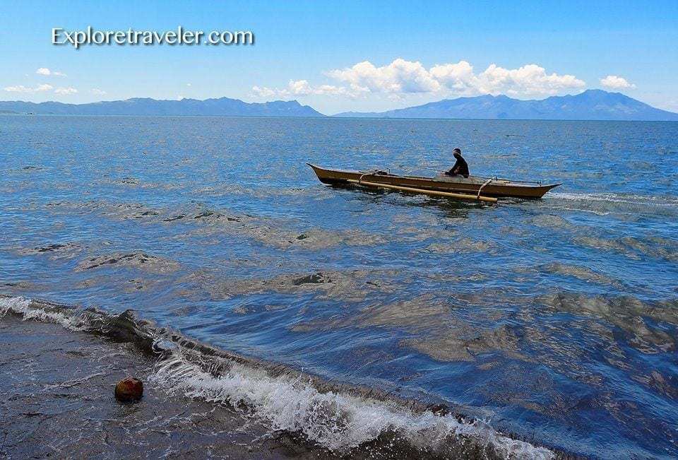 Bangka: Pangingisda sa Carigara Bay Pilipinas - Ein kleines Boot in einem Gewässer - Meer