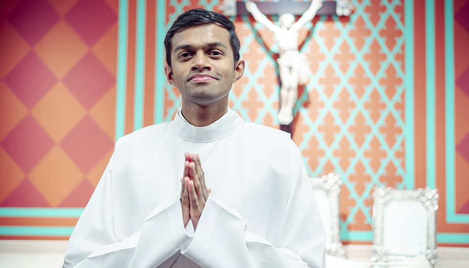 Asitha Sriyantha orando y preparado para ayudar en la Eucarist&iacute;a