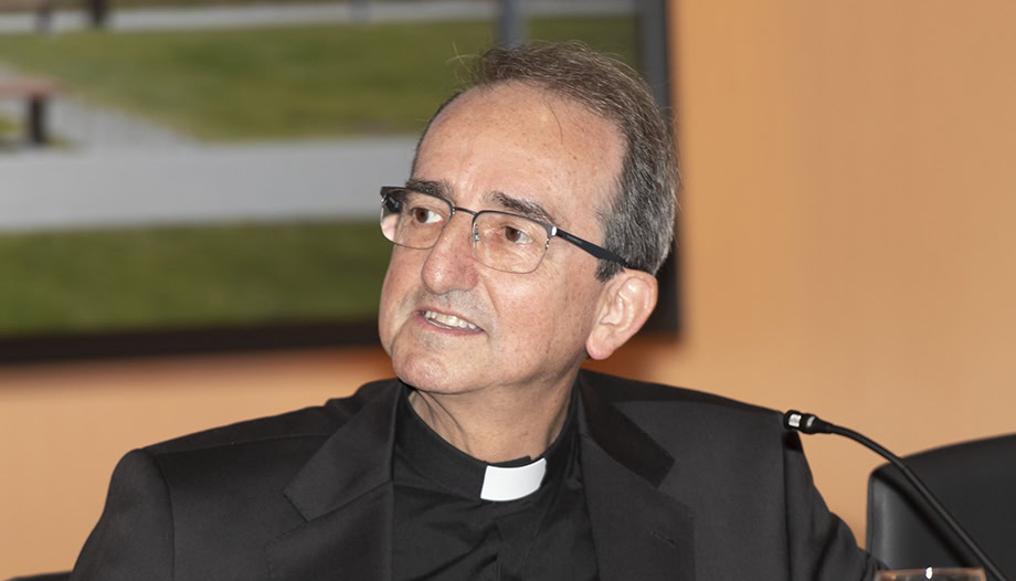 medicina para sacerdotes acompa&ntilde;amiento