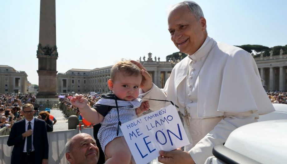 El Papa acoge a un ni&ntilde;o llamado Le&oacute;n en la Plaza de San Pedro el 18 de junio de 2025 CNS photoVatican Media. Justin McLellan, Catholic News Service CNS, Ciudad del Vaticano Confirmaci&oacute;n Sacramento