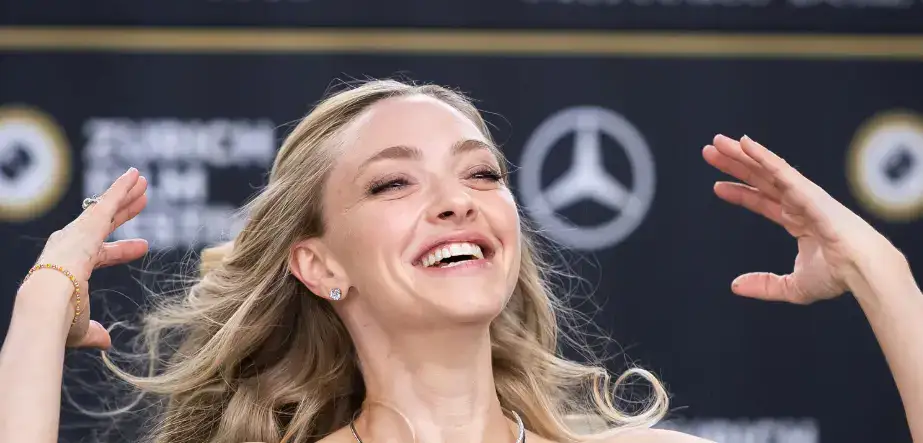 amanda seyfried hollywood smile