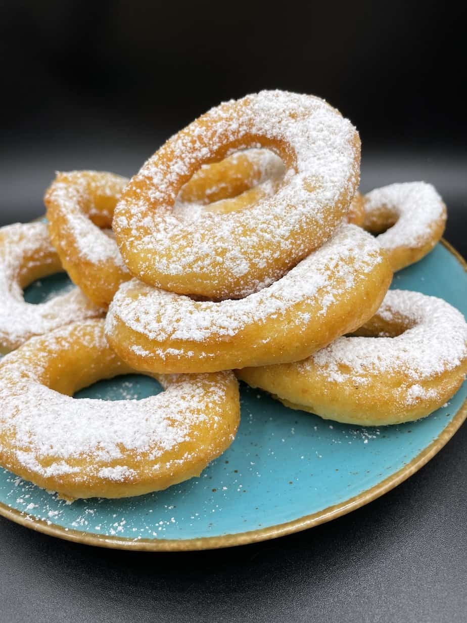 Oponki Polish donuts in a blue plate.