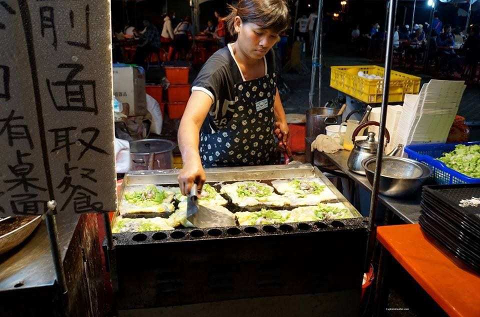 Pengembaraan Makanan "Little Eats" Taiwan - Seorang wanita memasak makanan di restoran - Makanan jalanan
