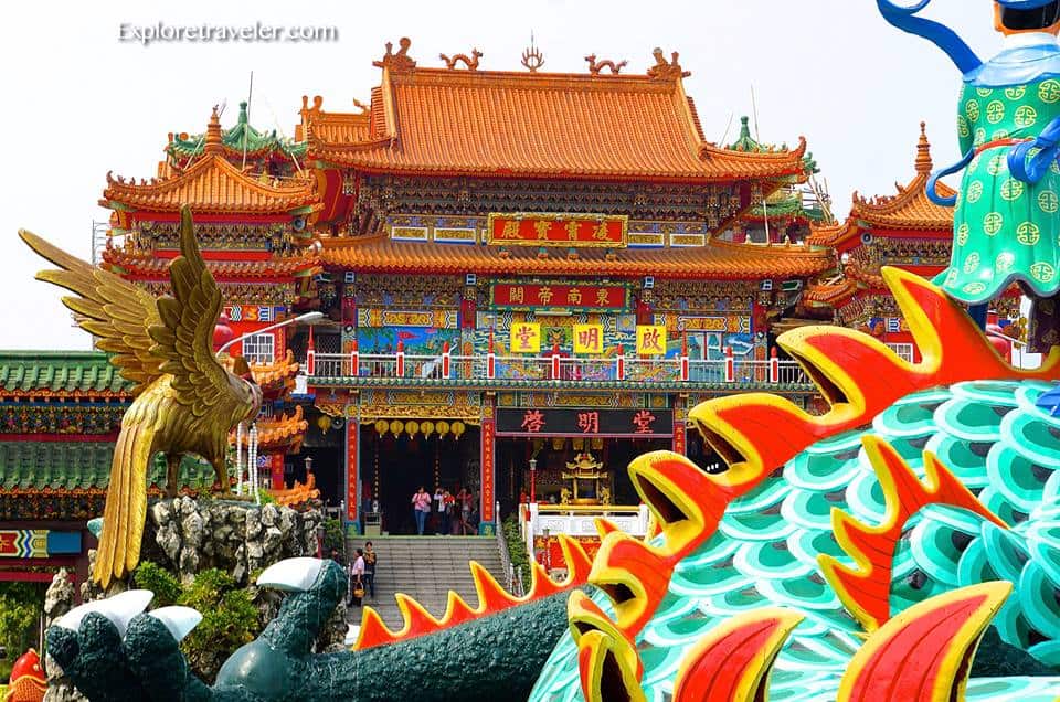 Istana Chi Ming 郗醚嗯宮 dengan warna yang menakjubkan di Tasik Lotus di Kaohsiung, Taiwan