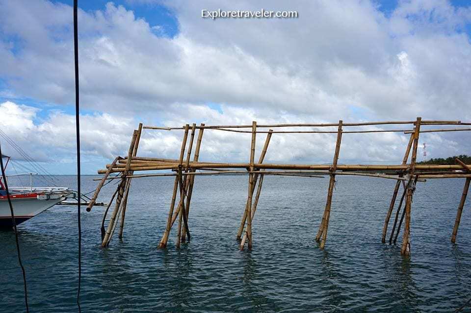 Pangingisda Sa Pilipinas - Eine Brücke über ein Gewässer - Malapascua