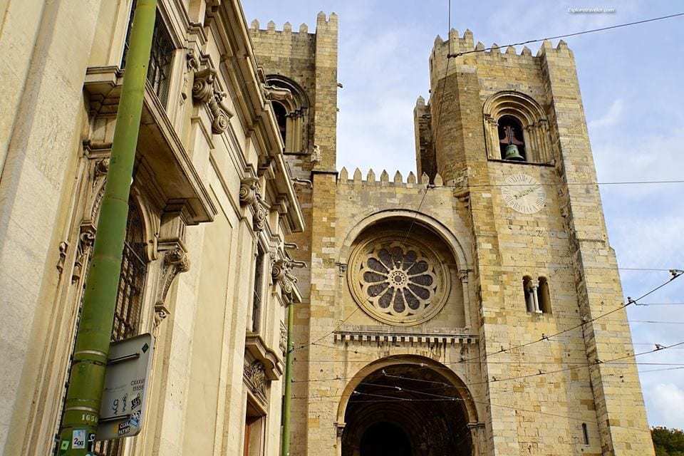 Вивчення собору Sé de Lisboa в Лісабоні Португалія - ​​Церква з годинником збоку від будівлі - Лісабонський собор