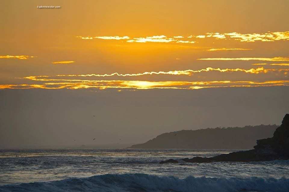 أمسية ضبابية جميلة على شاطئ بيج سور في كاليفورنيا - غروب الشمس فوق مسطح مائي - بيج سور