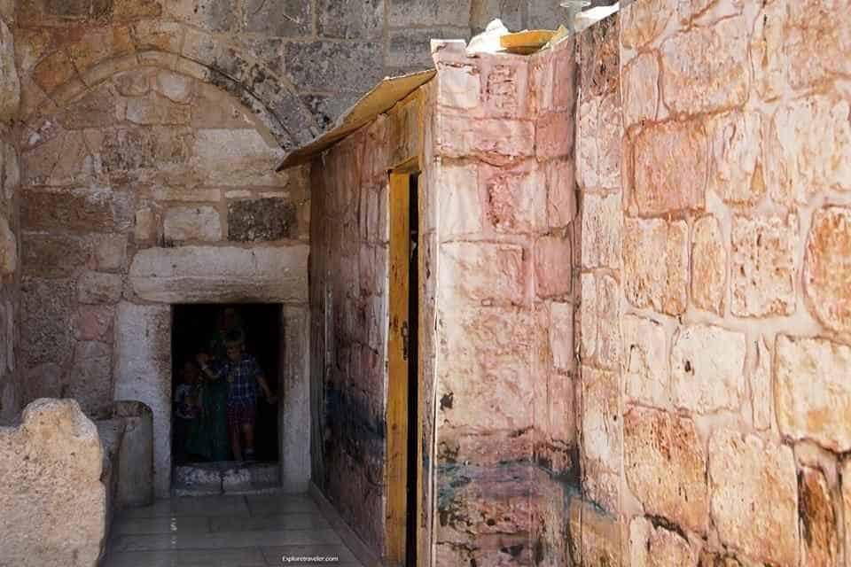 The Church Of The Nativity In Bethlehem Israel - Sebuah bangunan batu yang mempunyai tanda pada dinding bata - Church of the Nativity