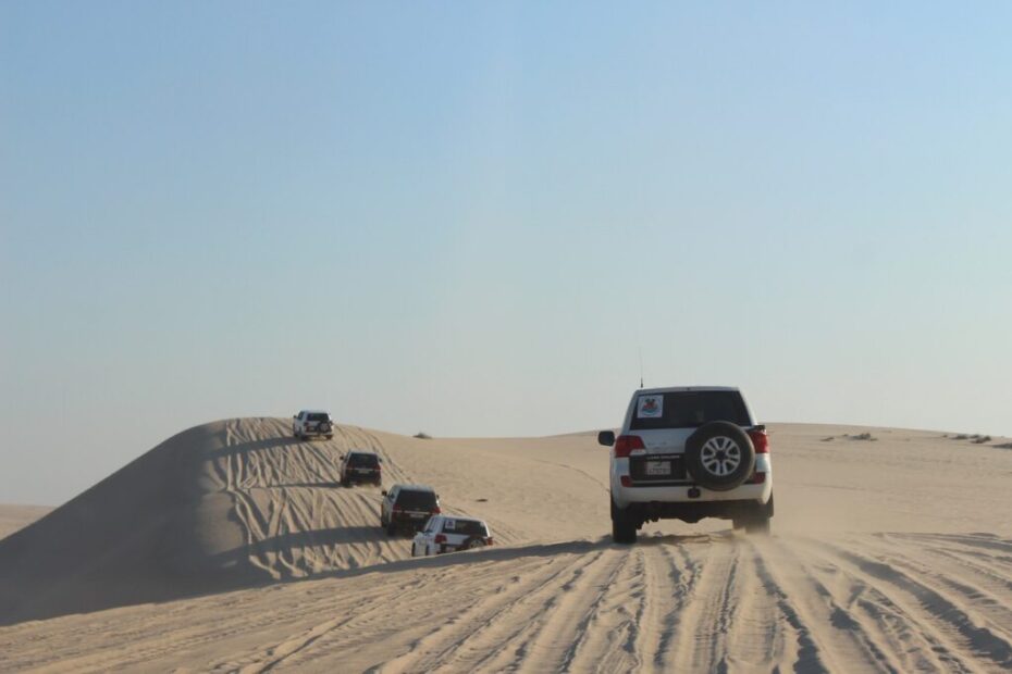 카타르 사막에 늘어선 자동차들
