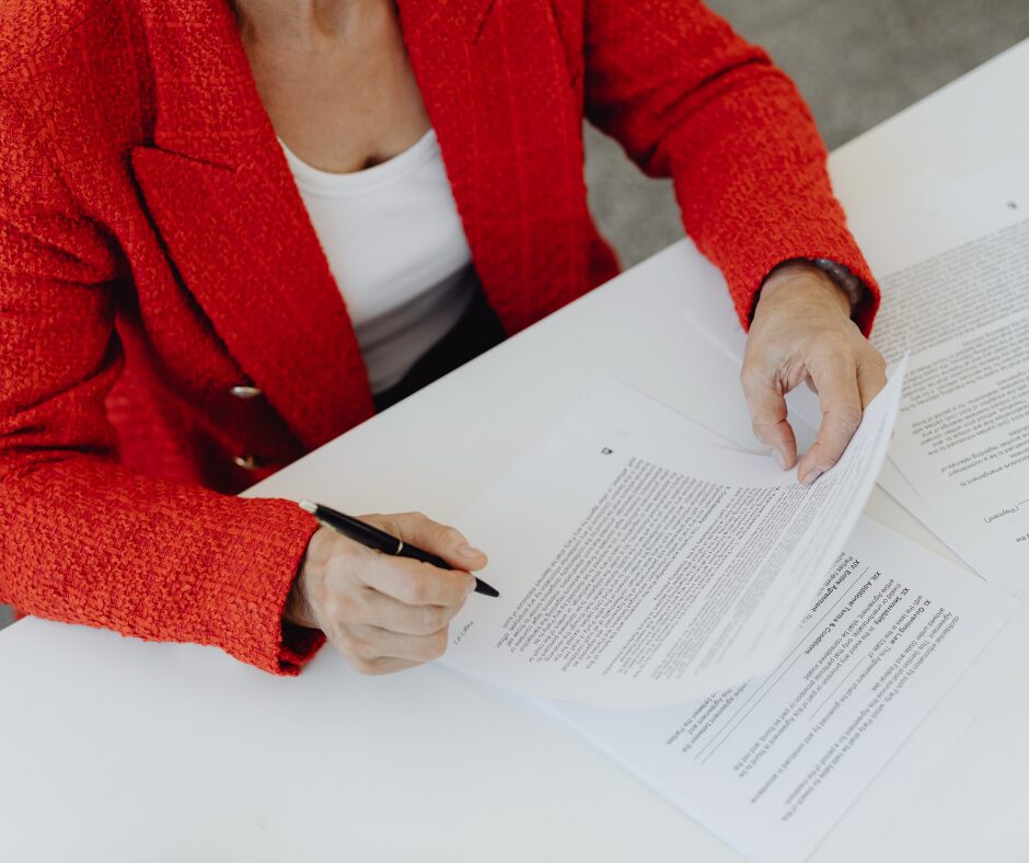 Client signing a trust agreement with a Florida trust lawyer
