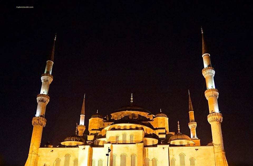 Explorando la Mezquita del Sultán Ahmed en Estambul Turquía - Un primer plano de una torre - La Mezquita Azul