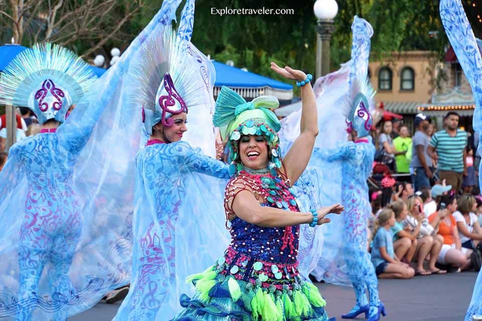 موكب Mickey's Soundsational Festive Parade في #Disneyland Park في جنوب كاليفورنيا