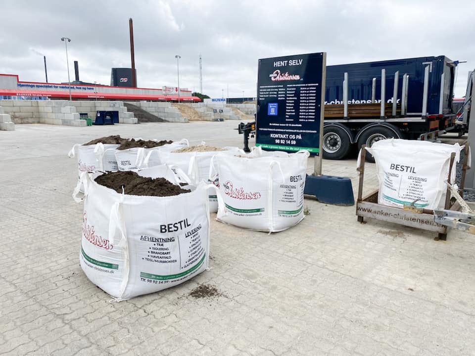 Hent selv-skiltet og big bags på pladsen på Frederikshavnsvej 315