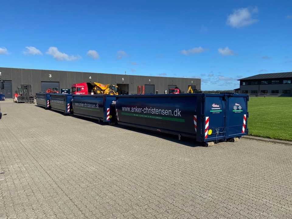 Containere fra Anker Christensen p&aring; en plads