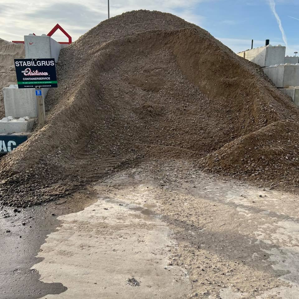 Stabilgrus p&aring; hent selv-pladsen