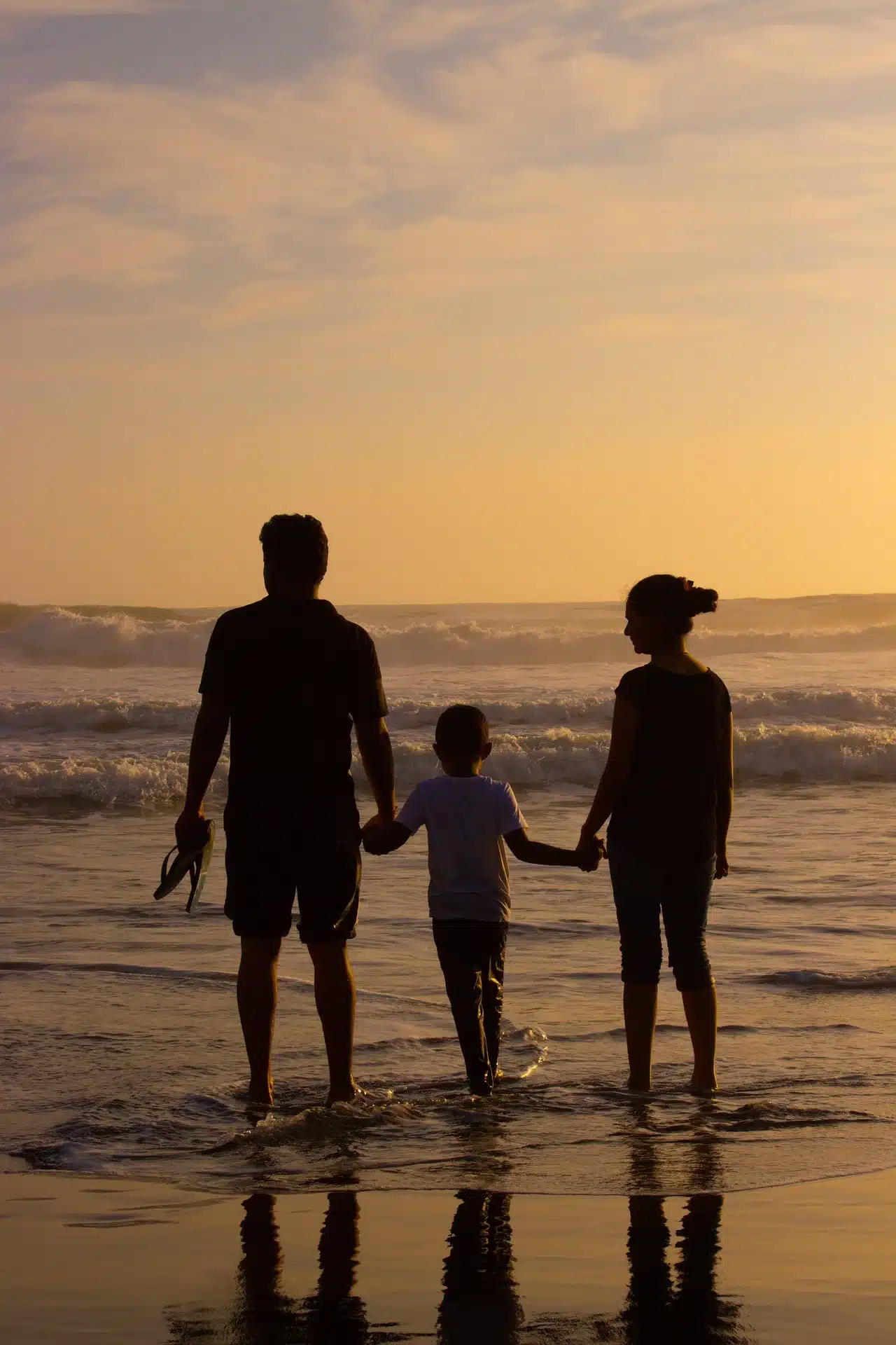 Familia en la playa / seguros de vida