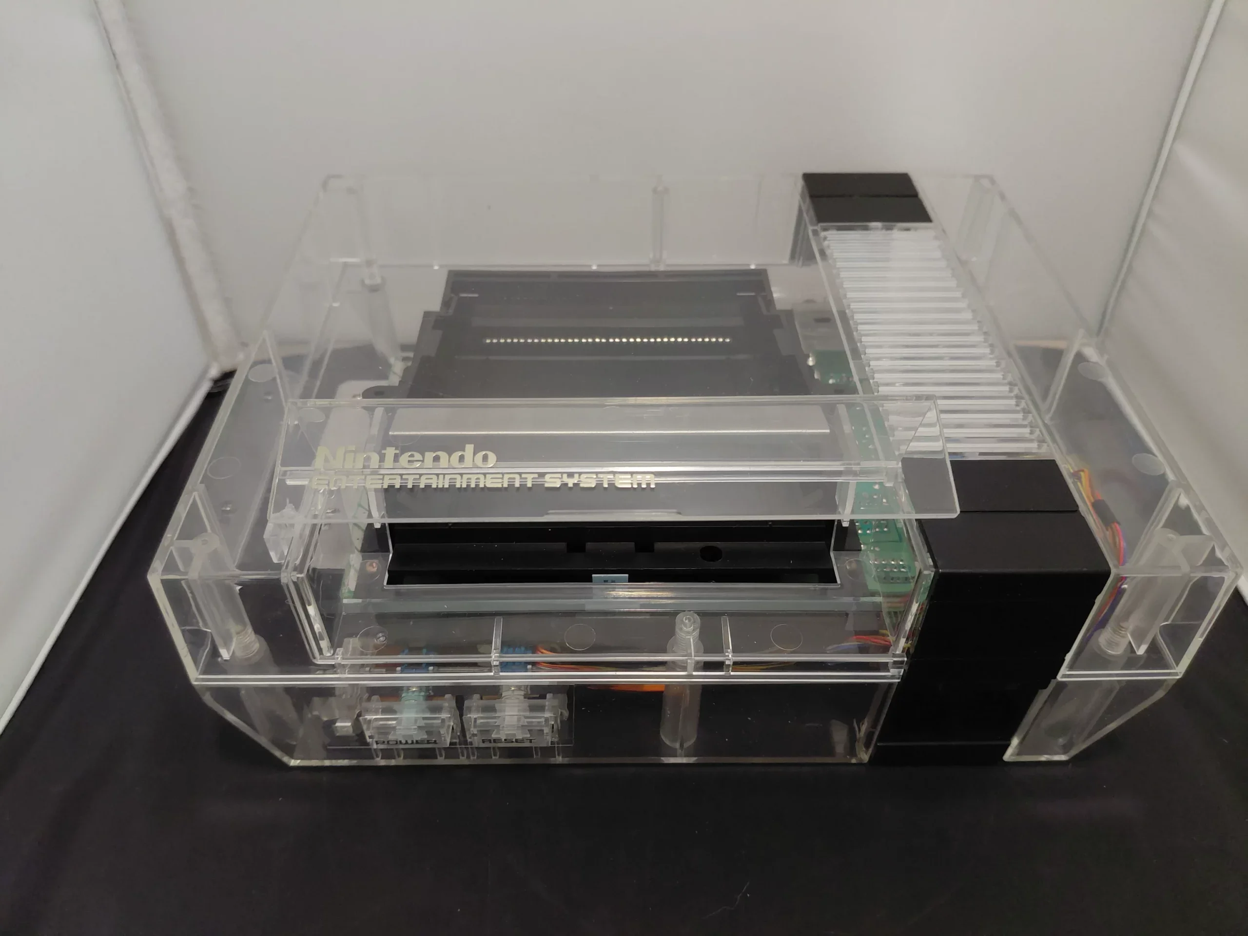 Nintendo NES (Console Only) (Refurbished) met Bitfunx Clear Shell - Afbeelding 9