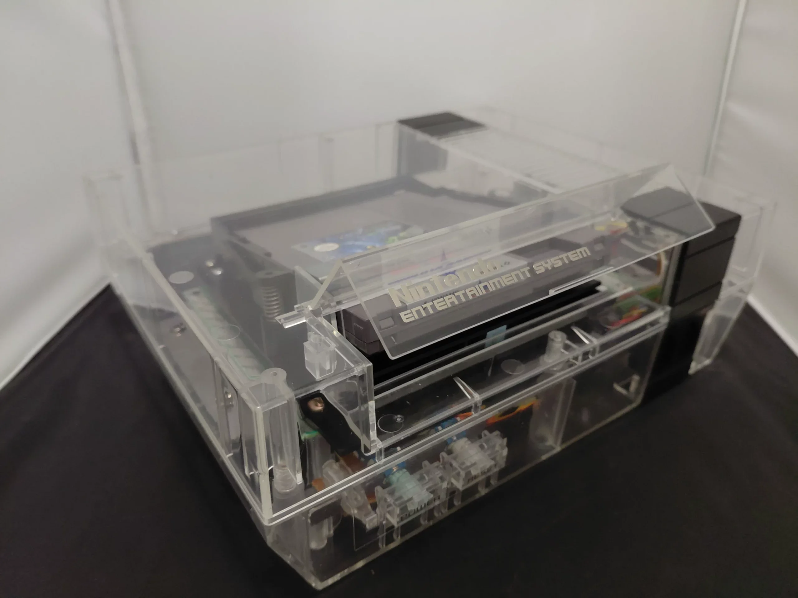 Nintendo NES (Console Only) (Refurbished) met Bitfunx Clear Shell - Afbeelding 2