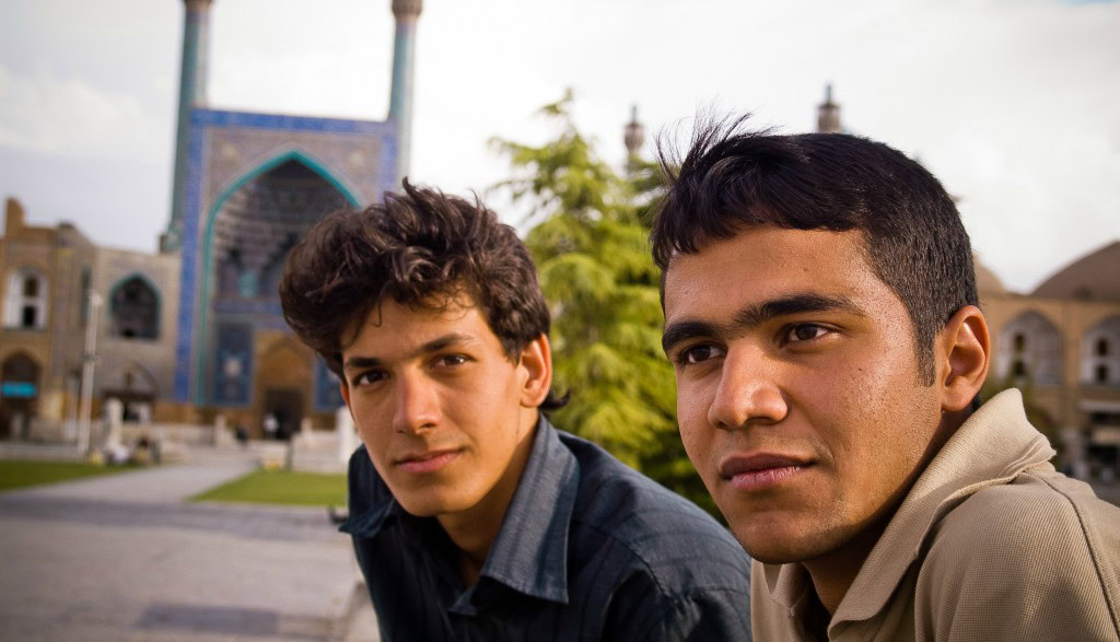Deux Iraniens sur la Place Naghsh-e Jahan à Ispahan